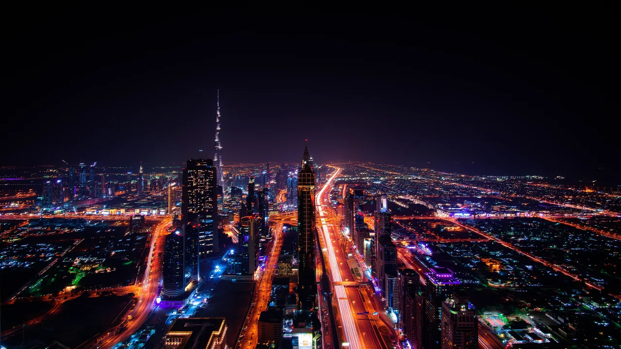 Dubai'de uluslararası eğitim ve çalışma seçeneklerini değerlendiren öğrenci