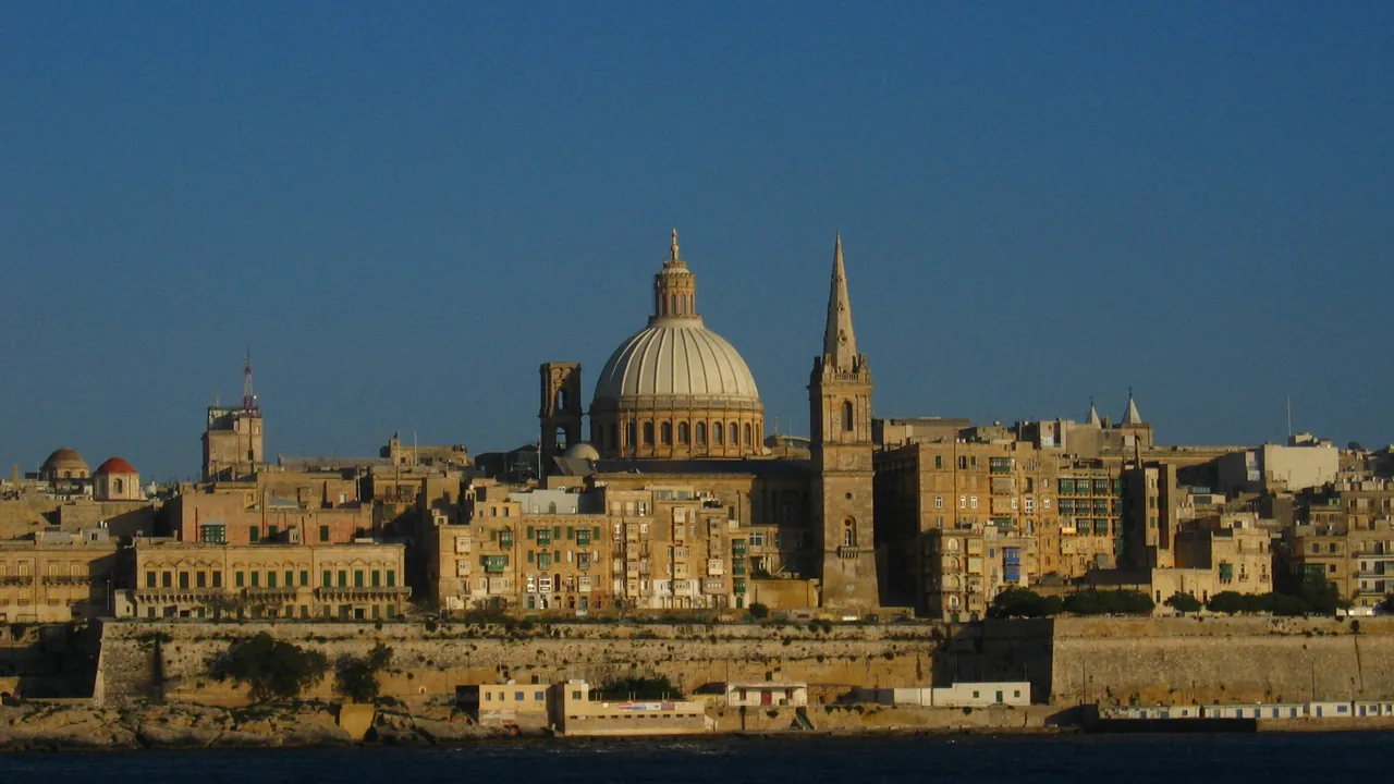 Valletta silüeti ve Malta kıyısı