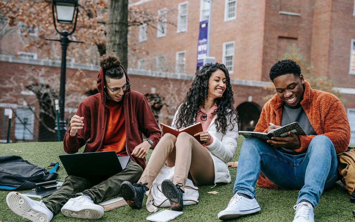 Drei Studierende arbeiten gemeinsam auf dem Campus