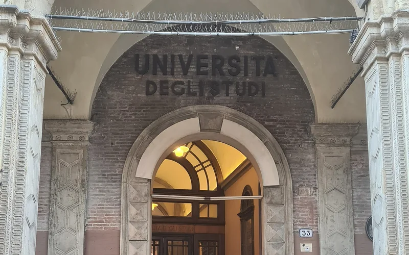 Bologna Üniversitesi Palazzo Poggi giriş kapısı