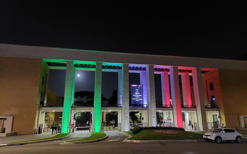 Sapienza Roma Üniversitesi şehir kampüsünün gece aydınlatılmış ana girişi